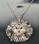 Pingente em ouro branco, parte central com diamantes e colar em platina. Medida do pingente: 3,5 cm medida do colar aberto: 46 cm Peso total: 10 g