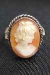 Anel Camafeu montado em coral e prata. Aro 17. 