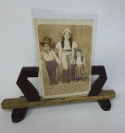 Porta retrato art deco em baquelite. Medindo: 20 x 15 cm. Base colada.