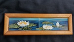 Par de azulejos art nouveau emoldurados. Flores aquáticas em relevo. Medindo: 15 x 7.5 cm.   