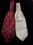 Duas gravatás unissex, em seda pura, uma delas Pierre Cardin. Anos 70/80. Medida aberta: 1.10 (cinza) e 1.25 (estampa vermelha). 