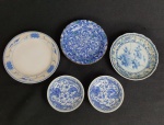 Conjunto de pequenos pratos em porcelana chinesa azul e branco.  Medindo: 12 e 8 cm (diâmetro). 