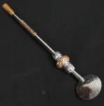 Bomba de chimarrão em metal cromado ( faltam 2 pedrinhas). Medindo: 24 cm  