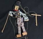 Marionete portuguesa em madeira e tecido. Medindo:  42 cm  