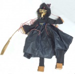 Marionete portuguesa em madeira e tecido. Medindo: 51 cm 