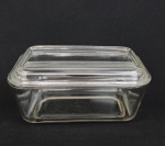 Pyrex -  Manteigueira em vidro translucido anos 60. Medindo: 18 x 12 cm. Apresenta dois pequenos bicados na parte interna.