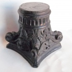 Grande peanha em madeira nobre ornada com volutas. Medindo: 33 x 33 x 20 cm. 