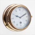 Antigo relógio alemão de navio, vidro bisotado,necessita revisão.  Não possui chave. Medindo: 14 cm.