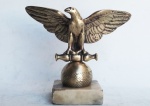 Escultura em bronze representando águia com base em mármore. Medindo: 16 cm.