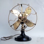 Marelli - Antigo ventilador italiano, modelo .30, 110v, grade, hélice e detalhes em bronze, funcionando. Medindo: 45 cm.