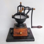 Moedor de café da fundição progresso. Modelo 1. Medindo: 35 cm x  28 cm. 