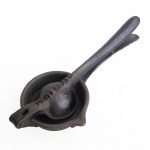 Antigo espremedor americano universal. Corpo em ferro fundido. Por volta de 1920. Medindo: 25 cm e aberto 50 cm.