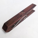 Grande grampo em jacaranda  para segurar papeis. Década de 70. Medindo: 19 cm