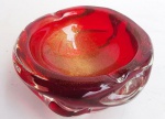 ERRATA - Cinzeiro em Murano cor rubi com pó de ouro. Medindo: 7 x 13 cm.