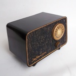 Antigo rádio brasileiro, Jefferson, valvulado. Medindo: 22 cm x 15 x 13 cm. 