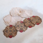 Oito paninhos de linho e quatro bordados.