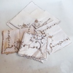 Ilha da madeira - Toalha 80 cm x 38 cm, quatro guardanapos medindo: 35 x 35 cm e três toalhas de bandeja 40 x 24 cm.