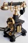 Raríssimo Telefone Ericsson Telephones Ltd, England 1890. Em bronze, baquelite e madeira. Funcionando, peça de museu. Medindo: 29 x 27 x 15 cm.