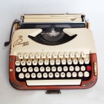 Princess - Antiga máquina de escrever alemã, acondicionada em estojo original.