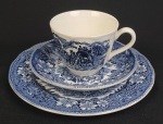 Royal Tudor Ware, Coaching Taverns - Trio para chá em faiança inglesa nas cores azul e branco, marca em seu reverso, composto de xícara para chá e prato para sobremesa.
