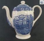 Royal Tudor Ware, Coaching Taverns - Bule em faiança inglesa nas cores azul e branco, marca em seu reverso. Medindo: 23 x 23 cm.