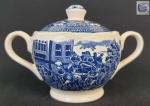 Royal Tudor Ware, Coaching Taverns - Açucareiro em faiança inglesa nas cores azul e branco, marca em seu reverso. Medindo: 10 x 15 cm.