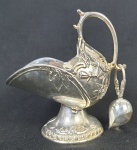 Elegante açucareiro em metal inglês no formato de concha. Medindo:13 x 13 x 7 cm  e 7 cm.