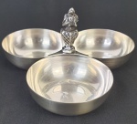 CHRISTOFLE - Petisqueira em metal francês, com 3 divisórias. Medindo: 11 x 20 cm.