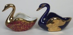 Limoges, Miniatura - Dois bibelôs em porcelana francesa, representando cisnes. Medindo: 5,5 x 7 cm.