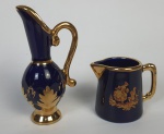 Limoges, Miniatura - Jarra e leiteira em porcelana francesa na cor azul cobalto com rica douração. Medindo: 5 cm e 10 cm.