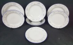 Quatro pratos fundos e três pratos para sobremesa em porcelana nacional na cor branca com detalhes em tons de azul. Medindo: 20 cm e 5 x 23 cm.