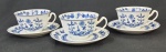 Steatita - Três xícaras para chá em porcelana branca no padrão "Blue & White", dito "Cebolinha", borda do pires movimentada, em relevos, com friso azul, marcados ao fundo.