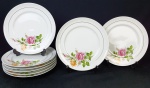 Schmidt - Oito pratos rasos em porcelana nacional, com delicada decoração floral e fios de ouro. Medindo: 25 cm.