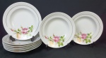 Schmidt - Oito pratos fundos em porcelana nacional, com delicada decoração floral e fios de ouro. Medindo: 4,5 x 23 cm.