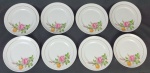 Schmidt - Oito pratos para sobremesa em porcelana nacional, com delicada decoração floral e fios de ouro. Medindo: 20 cm. 1 Apresenta pequeno restauro.