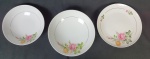 Schmidt - Duas tigelas e um prato para servir em porcelana nacional, com delicada decoração floral e fios de ouro. Medindo: 25 cm, 6 x 25 cm  e 5 x 22 cm.