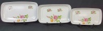 Schmidt - Três travessas em porcelana nacional, com delicada decoração floral e fios de ouro. Medindo:  3 x 28 x 15 cm, 3,5 x 18 x 32,5 cm e 4 x 36 x 20 cm. Uma presenta bicado.