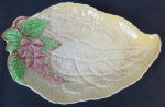 Carlton Ware - Petisqueira em faiança inglesa no formato de folha. Medindo: 3,5 x 24 x 16,5 cm. Apresenta ínfimo bicado.
