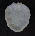 Uveira em vidro leitoso, com gomos em relevo. Medindo: 3 x 17 x 14 cm.