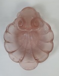 Saboneteira em vidro fosco, na cor salmão e formato de concha. Medindo:  3 x 16 x 12 cm. Apresenta ínfimos bicados.