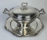 Fracalanza - Sopeira com presentoir em metal espessurado à prata. Medindo: 38 cm e 22 x 35 x 37 cm.