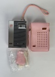 Sharp - Antigo rádio, AM Solid State, modelo BP-102B. Acompanha capa rosa e fone de ouvido. Medindo: 9,5 x 6 cm.