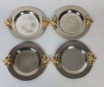 Quatro porta copos em metal prateado com laços nas laterais em metal dourado. Medindo: 13 cm.