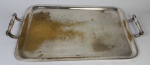  Bandeja retangular em metal prateado. Medindo: 4,5 x 32,5 x  53 cm. Apresenta desgastes. 