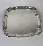  Bandeja quadrada em metal prateado. Medindo: 3 x x28 x 28 cm. 