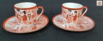 Duas xícaras para café em porcelana japonesa, esmaltada com gueixas e detalhes em ouro.