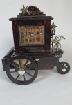 Caixa porta joias  musical, no formato de carruagem e anjinhos, funcionando. Medindo:17 x 15 x 11 cm.
