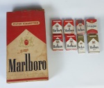 Grande caixa de cigarros e oito maços de cigarro da marca Marlboro, todos vazios. Medindo: 35 x 19,5 x 10 cm a 10 x 3 cm.