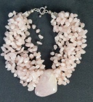 Gargantilha de  quartzo rosa. Medida aberta: 42 cm. 