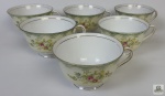 Seis xícaras para chá em porcelana japonesa, esmaltada com flores e fios de ouro. Falta pires.